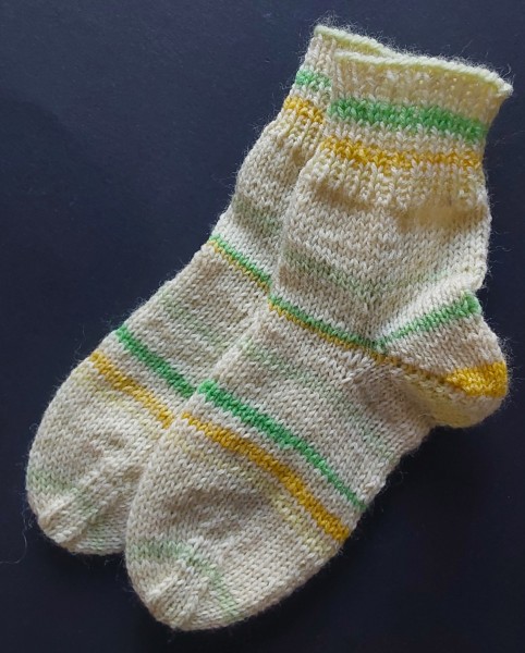 Zartgelbe Socken mit Streifen